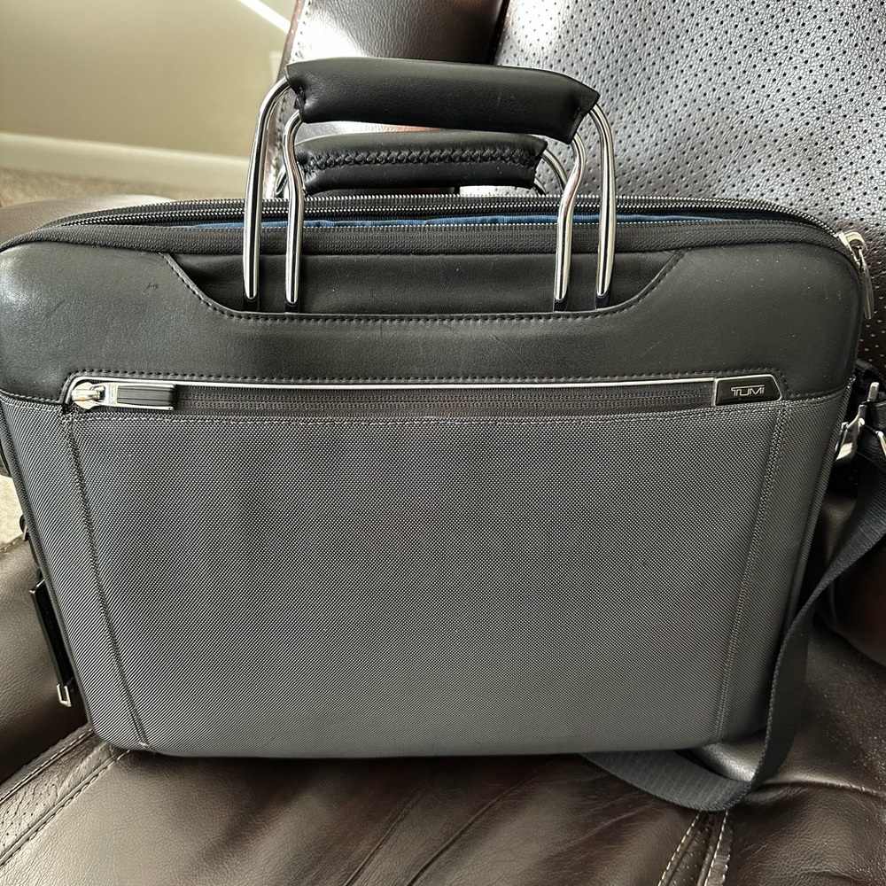 Arrivé Hannover Slim Briefcase - Limited Edition Titanium Grey and Black.